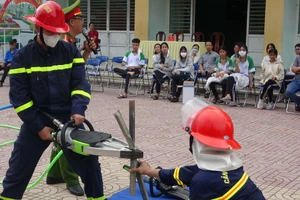 Đoàn viên và học sinh THPT huyện Tri Tôn (An Giang) tham gia chương trình trải nghiệm thực hành chữa cháy và cứu nạn cứu hộ.