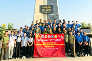 Tuổi trẻ An Giang chung tay chăm lo mộ phần các Anh hùng, liệt sĩ đón Tết Nguyên đán Giáp Thìn năm 2024.