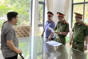  Bắt tạm giam Tăng Tấn Đạt (40 tuổi) về tội lừa đảo chiếm đoạt tài sản. (Ảnh: V.V)