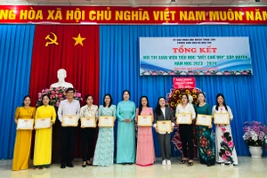 Ngành GD Thoại Sơn (An Giang) khen thưởng Hội thi Giáo viên tiểu học "Viết chữ đẹp" năm học 2023 - 2024. (Ảnh: Trọng Nhân)