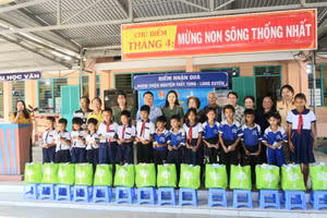 An Giang trao tặng 200 phần quà cho học sinh Khmer nghèo huyện Tri Tôn và TX Tịnh Biên.
