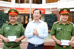 An Giang trao thưởng nóng cho 2 tập thể thuộc Công an tỉnh có thành tích xuất sắc trong công tác đấu tranh, phòng chống tội phạm. (Ảnh: Tiến Tầm)