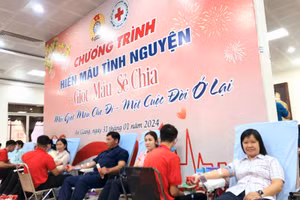 Đoàn viên Công đoàn cơ sở Sở GD&ĐT An Giang tham gia hiến máu tình nguyện.