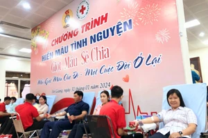 Đoàn viên Công đoàn cơ sở Sở GD&ĐT An Giang tham gia hiến máu tình nguyện.