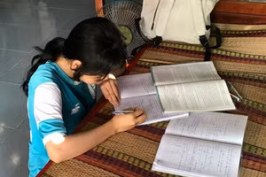 Kiều Tiên chuẩn bị bài vở ở nhà trước khi đến trường.