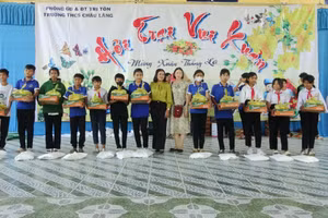 Hội Phụ nữ xã Châu Lăng (huyện Tri Tôn, An Giang) cùng mạnh thường quà Tết cho trẻ khó khăn và trẻ mồ côi.