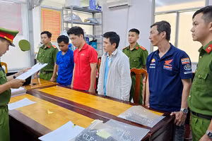 Công an TP Long Xuyên (An Giang) bắt nhóm nhân viên giao hàng nhanh tham ô và trộm cắp tài sản. (Ảnh: Tiến Tầm)