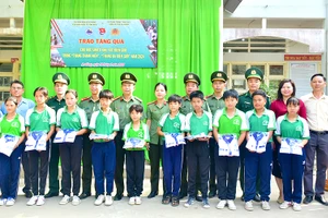 Công an An Giang thực hiện Chương trình "Tháng Ba biên giới - Biên cương Tổ quốc tôi" năm 2024.