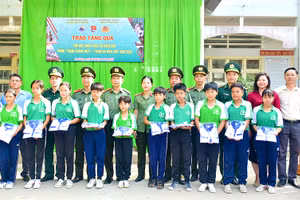 Công an An Giang thực hiện Chương trình "Tháng Ba biên giới - Biên cương Tổ quốc tôi" năm 2024.