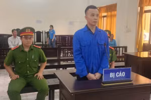 Bị cáo Tính nghe HĐXX tuyên án. (Ảnh: Văn Vũ)