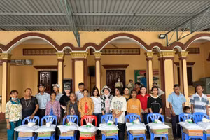 Hội Chữ thập đỏ tỉnh An Giang trao tặng quà Tết Chol Chnăm Thmây đến bà con Khmer nghèo huyện Tri Tôn.