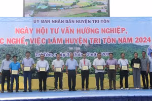 Huyện miền núi Tri Tôn (An Giang) tổ chức Ngày hội tư vấn hướng nghiệp, việc làm năm 2024.