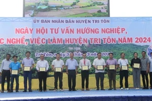 Huyện miền núi Tri Tôn (An Giang) tổ chức Ngày hội tư vấn hướng nghiệp, việc làm năm 2024.