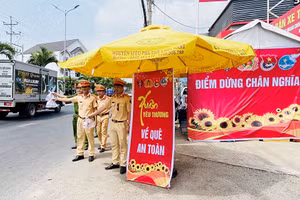 Công an An Giang tổ chức "Điểm dừng chân nghĩa tình" tiếp sức người dân trên đường về quê ăn Tết. (Ảnh: Tiến Tầm)