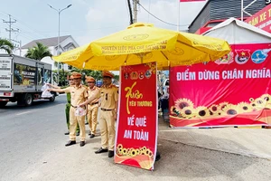 Công an An Giang tổ chức "Điểm dừng chân nghĩa tình" tiếp sức người dân trên đường về quê ăn Tết. (Ảnh: Tiến Tầm)