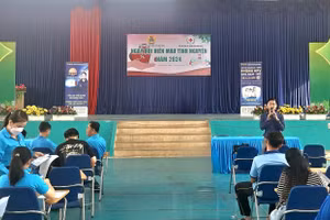 Hơn 200 đoàn viên Công đoàn ngành Giáo dục TP Long Xuyên (An Giang) tham gia hiến máu tình nguyện. (Ảnh: Trọng Nhân).