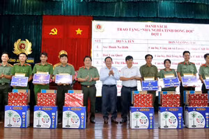 Công an An Giang trao tặng 35 căn nhà "Nghĩa tình đồng" dịp đầu Xuân Giáp Thìn năm 2024.