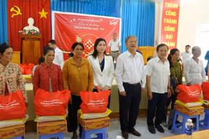 Huyện miền núi Tri Tôn (An Giang) vận động trao tặng trên 17.000 phần quà cho những hộ khó khăn vui Xuân, đón Tết.