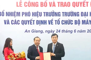 Trao quyết định tân Phó Hiệu trưởng Trường Đại học An Giang.