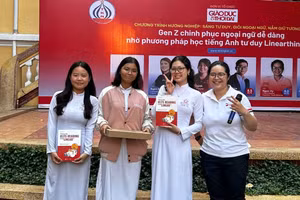 Diễn giả Tô Ngọc Vy giao lưu với các bạn học sinh.