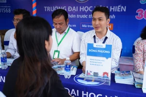 Thí sinh lắng nghe tư vấn từ Trường Đại học Văn Hiến.