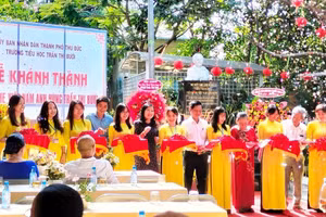 Lãnh đạo các phòng thuộc TP Thủ Đức, chính quyền địa phương, Trường tiểu học Trần Thị Bưởi và người thân cắt băng khánh thành tượng Mẹ Việt Nam Anh hùng Trần Thị Bưởi.