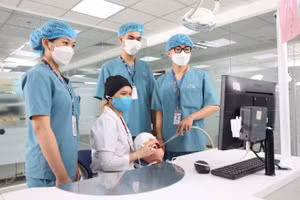 Giảng viên hướng dẫn sinh viên HIU học trên hệ thống Simulator mô phỏng như người thật trong đào tạo nha khoa.