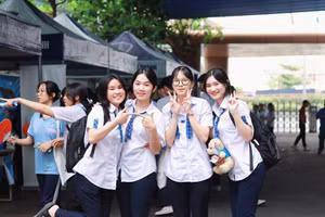 Trường ĐH Nguyễn Tất Thành cũng là một trong số các trường sử dụng phương thức xét tuyển bằng học bạ THPT bên cạnh các phương thức xét tuyển khác.