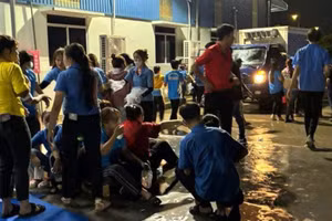 Các công nhân tại Công ty sau khi nghi ngộ độc thực phẩm.