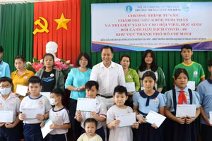 Ban tổ chức tặng quà cho trẻ em khó khăn vì Covid-19.