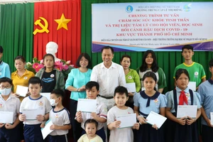 Ban tổ chức tặng quà cho trẻ em khó khăn vì Covid-19.