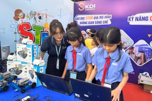 Học sinh đến tham quan, trải nghiệm tại gian hàng của KDI Education.