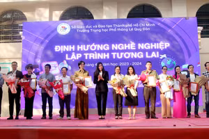 Ban giám hiệu nhà trường tặng hoa và thư cảm ơn đến các diễn giả.