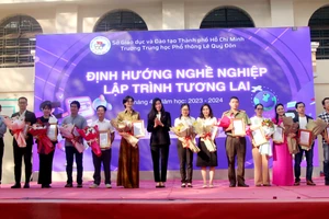 Ban giám hiệu nhà trường tặng hoa và thư cảm ơn đến các diễn giả.