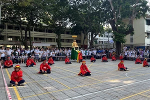 Hoạt động được chờ đón nhất trong chương trình chính là phần thi đấu cờ người do Tổ giáo dục thể chất - quốc phòng chủ trì.