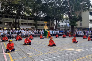 Hoạt động được chờ đón nhất trong chương trình chính là phần thi đấu cờ người do Tổ giáo dục thể chất - quốc phòng chủ trì.