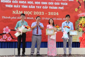 Thầy Trần Nghĩa Nhân trao khen thưởng cho các giáo viên.