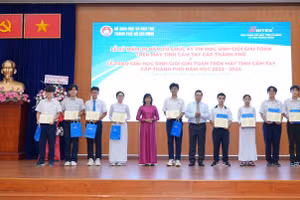 Trao giải cho các học sinh đạt giải Nhất.