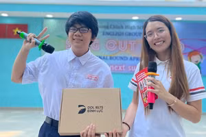 Các bạn học sinh nhận phần quà từ DOL IELTS Đình Lực.