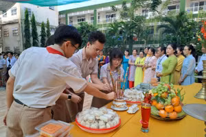 Học sinh Trường THCS Lương Định Của (TP Thủ Đức) dâng hương tưởng niệm các Vua Hùng dịp Giỗ Tổ Hùng Vương.