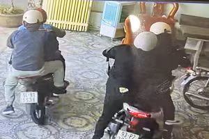 Nhóm người xông vào cướp tiệm vàng. Ảnh: Người dân cung cấp.