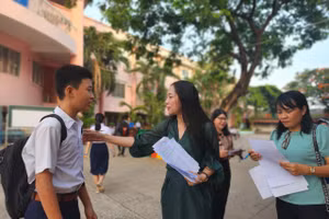 Giáo viên Trường THCS Nguyễn Hiền có mặt tại điểm thi từ sớm để điểm danh học trò đến dự thi.