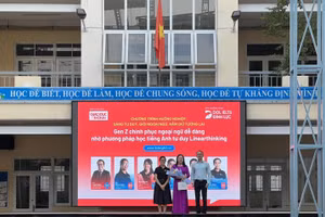 Cô Mai Thanh Ngân - đại diện DOL English tặng quà tới nhà trường.