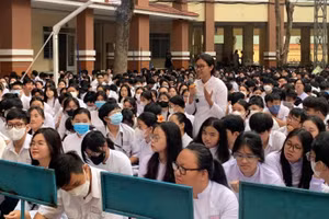 Các bạn học sinh trường THPT Trần Quang Khải giao lưu cùng diễn giả Ngọc Vy.