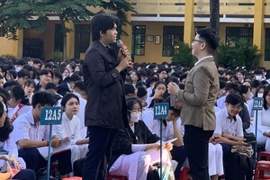 Các bạn học sinh THPT Nguyễn Huệ hăng hái trả lời câu hỏi từ diễn giả Anh Minh.