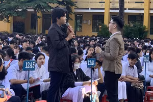 Các bạn học sinh THPT Nguyễn Huệ hăng hái trả lời câu hỏi từ diễn giả Anh Minh.