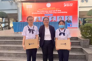 Cô Ngọc Vy tặng các bạn phần quà đặc biệt tới các bạn học sinh.