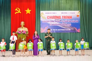 Trao quà cho học sinh có hoàn cảnh khó khăn.