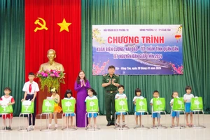 Trao quà cho học sinh có hoàn cảnh khó khăn.