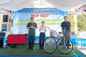 Hải đội 2, BĐBP TPHCM tặng quà cho học sinh.